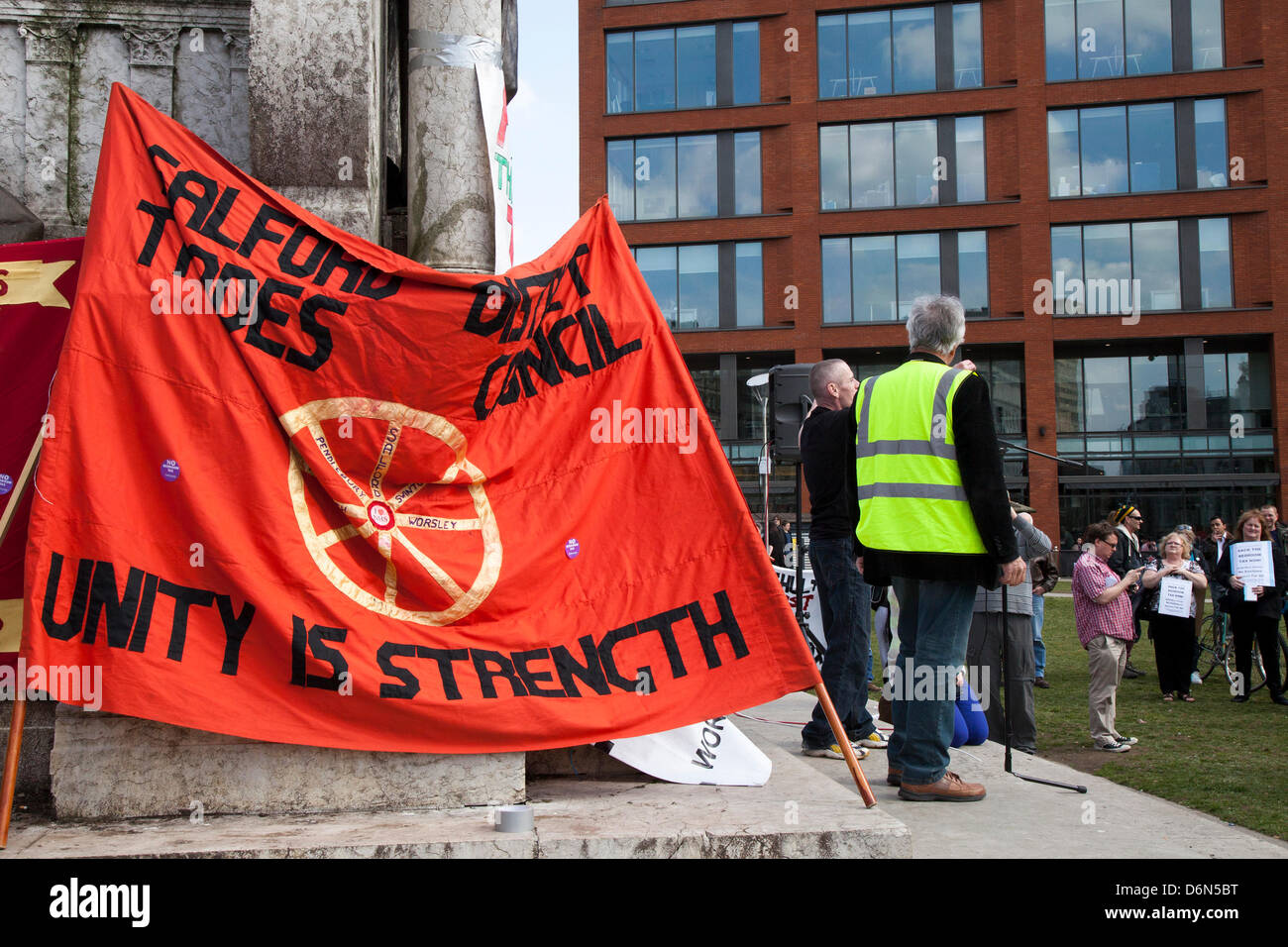 L'union fait la force bannière à Manchester le 20 avril 2013. . 'Ax la chambre Taxe"_l'union fait la force banner à la réunion publique et manifestation à Piccadilly de l'organisation des services utilisateurs Commission contre Conseil de Salford coupes dans les services de santé mentale. Manchester Salford et utilisateurs de la santé mentale s'unissent pour la démo. Les membres du comité des utilisateurs du Service (États-Unis) s'est joint à Manchester les utilisateurs de services & Mental Health Network (MUN) à Manchester Piccadilly Gardens. Banque D'Images