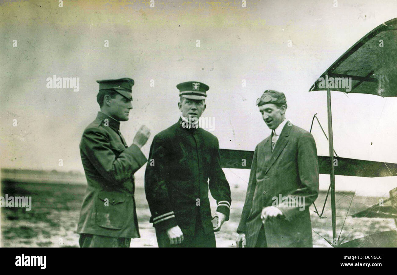 Une photographie historique de 1911 montrant John C. Walker, Theodore Ellyson, Eugene Ely et George Hallet au Coronado Polo Grounds, important pour les débuts de l'aviation navale aux États-Unis Banque D'Images