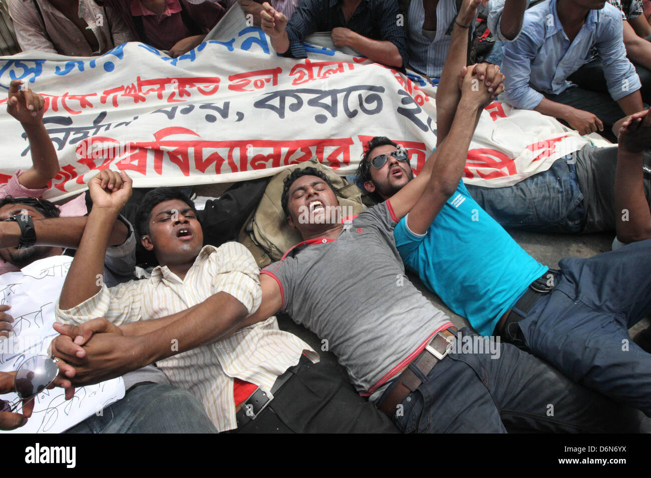 Dhaka, Bangladesh. 20 avril, 2013. Des milliers d'étudiants de l'Université Walter a bloqué la route et ont mis le feu en face de Jagannath University sur la partie ancienne de Dhaka le 20 avril, 2013. Ils protestent et exigeant, y compris leur point cinq nouveaux dortoirs et de contrôle sur ces territoires. Jagannath University, a 150 ans, la reconnaissance de l'institution barré le Oct 20, 2005. Les étudiants ont des dortoirs supplémentaires exigeant depuis. Â© Monirul Alam (crédit Image : © Monirul Alam/ZUMAPRESS.com) Banque D'Images