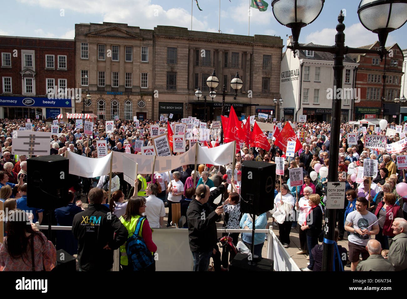 Les protestataires mars à Stafford contre les coupures de services NHS à l'hôpital de Stafford Banque D'Images