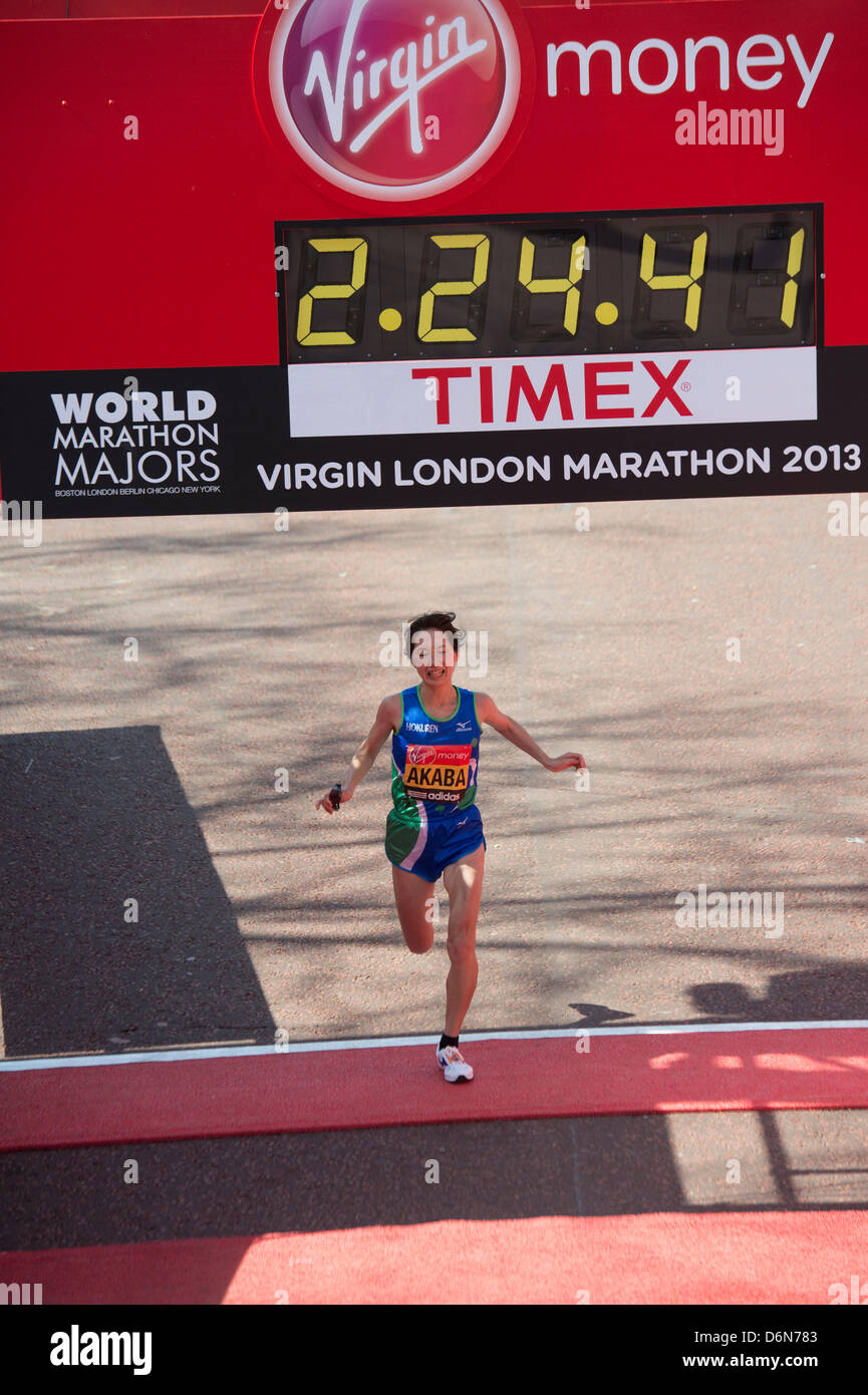 Le Mall, Londres. 21 avril, 2013. La finale du Marathon de Londres 2013. Les femmes de l'élite se casse la deuxième place de la bande en 2.24.41 Banque D'Images