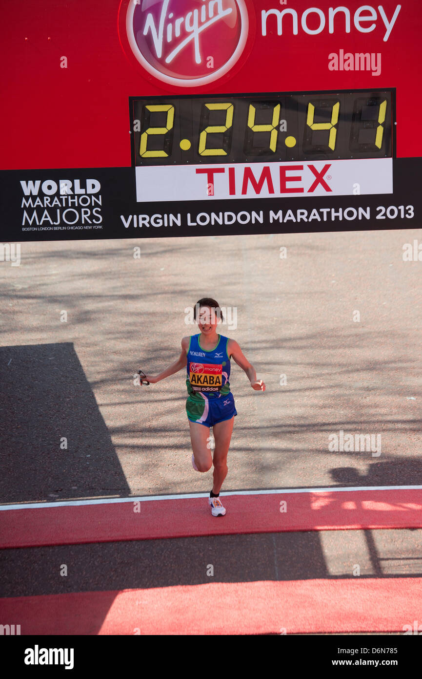 Le Mall, Londres. 21 avril, 2013. La finale du Marathon de Londres 2013. Les femmes de l'élite se casse la deuxième place de la bande en 2.24.41 Banque D'Images