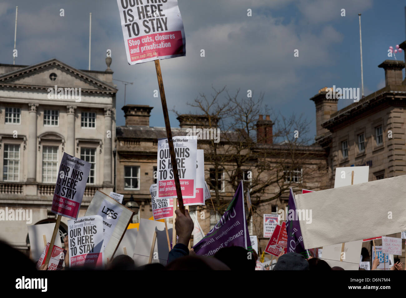 Les protestataires mars à Stafford contre les coupures de services NHS à l'hôpital de Stafford Banque D'Images