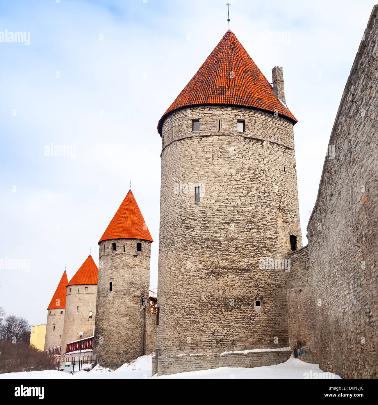 Les murs de pierre ancienne forteresse avec des tours en ligne. Tallinn, Estonie Banque D'Images
