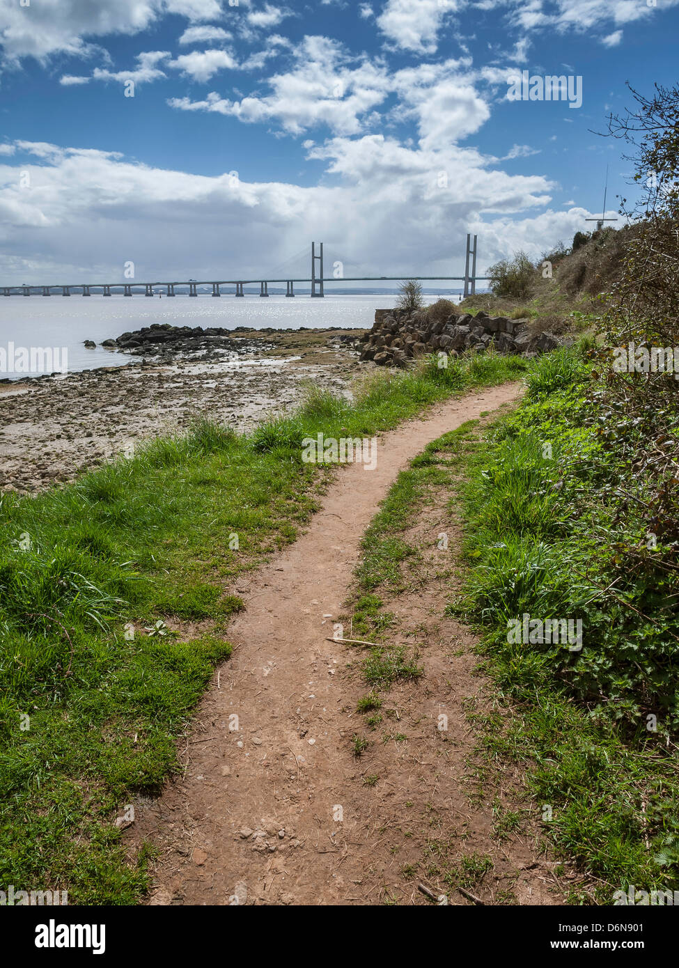 Pays de Galles CÔTE À BLACK ROCK AVEC DEUXIÈME SEVERN CROSSING EN ARRIÈRE-PLAN Banque D'Images