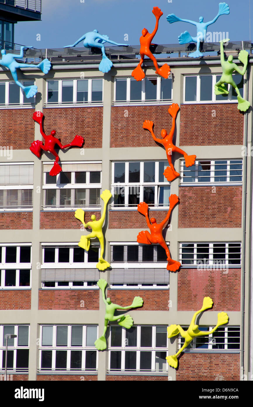 Bâtiment avec de petites formes colorées de personnes décorées. Banque D'Images