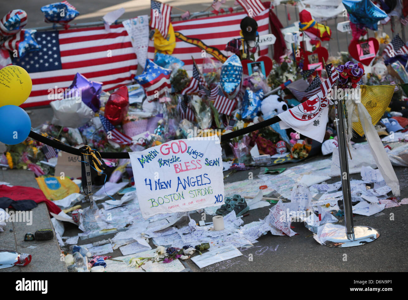 Boston, Massachusetts, USA. 21 avril, 2013. Le mémorial en hommage aux victimes des explosions du Marathon de Boston sur Boylston street continue de croître à Boston, Massachusetts, le dimanche, 21 avril 2013. (Crédit Image : Crédit : Nicolaus Czarnecki/ZUMAPRESS.com/Alamy Live News) Banque D'Images