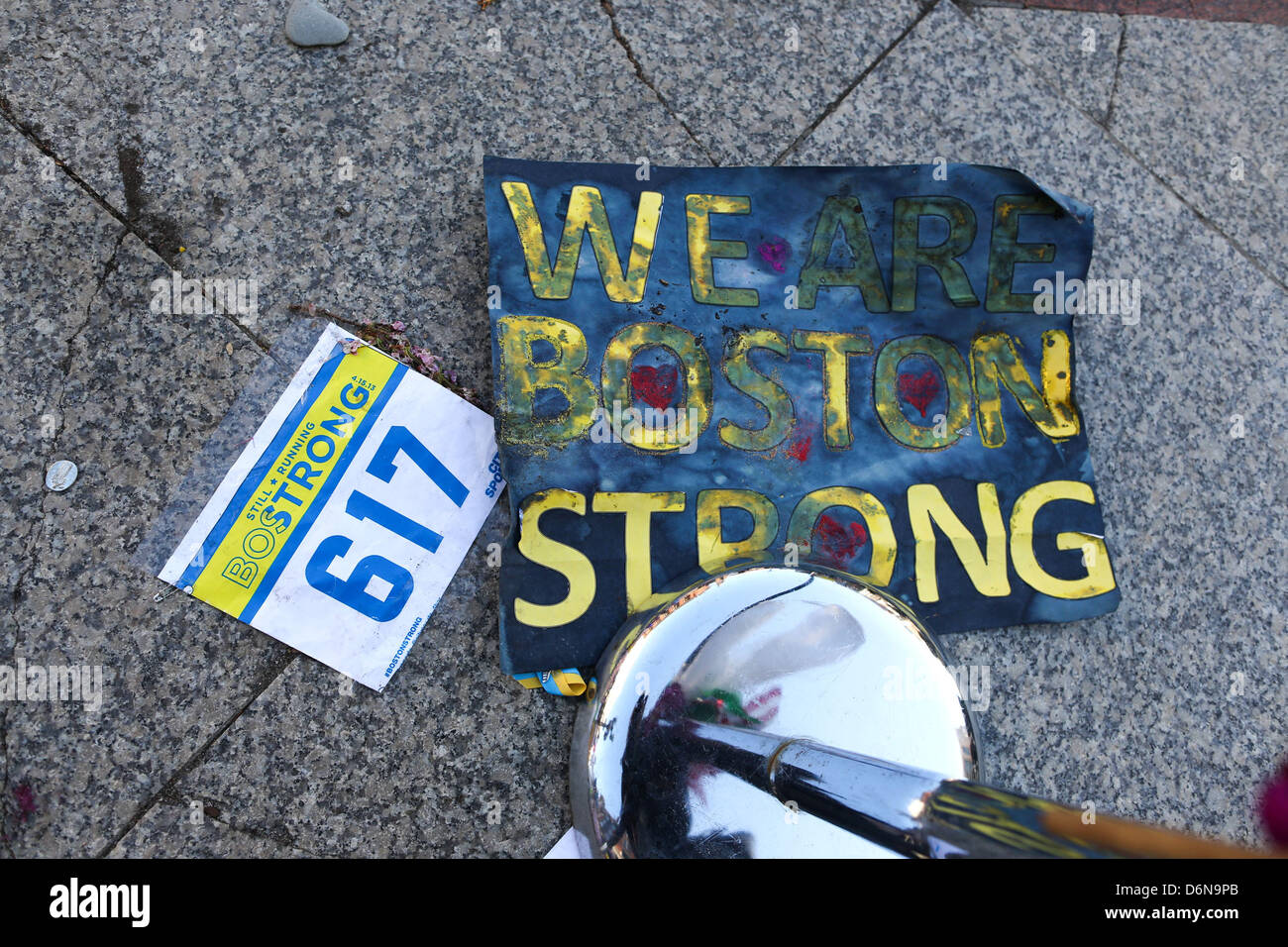 Boston, Massachusetts, USA. 21 avril, 2013. Le mémorial en hommage aux victimes des explosions du Marathon de Boston sur Boylston street continue de croître à Boston, Massachusetts, le dimanche, 21 avril 2013. (Crédit Image : Crédit : Nicolaus Czarnecki/ZUMAPRESS.com/Alamy Live News) Banque D'Images
