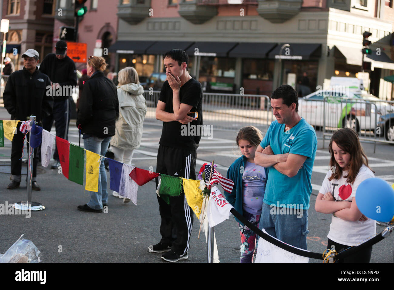 Boston, Massachusetts, USA. 21 avril, 2013. Le mémorial en hommage aux victimes des explosions du Marathon de Boston sur Boylston street continue de croître à Boston, Massachusetts, le dimanche, 21 avril 2013. (Crédit Image : Crédit : Nicolaus Czarnecki/ZUMAPRESS.com/Alamy Live News) Banque D'Images