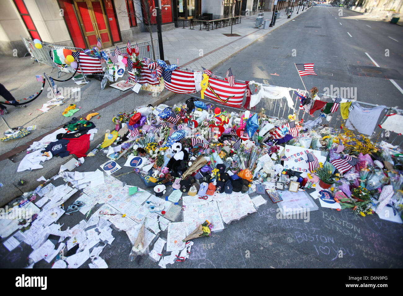 Boston, Massachusetts, USA. 21 avril, 2013. Le mémorial en hommage aux victimes des explosions du Marathon de Boston sur Boylston street continue de croître à Boston, Massachusetts, le dimanche, 21 avril 2013. (Crédit Image : Crédit : Nicolaus Czarnecki/ZUMAPRESS.com/Alamy Live News) Banque D'Images