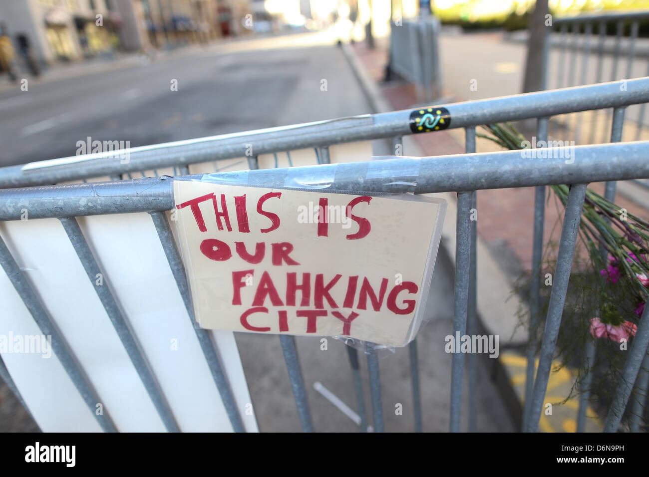 Boston, Massachusetts, USA. 21 avril, 2013. Le mémorial en hommage aux victimes des explosions du Marathon de Boston sur Boylston street continue de croître à Boston, Massachusetts, le dimanche, 21 avril 2013. (Crédit Image : Crédit : Nicolaus Czarnecki/ZUMAPRESS.com/Alamy Live News) Banque D'Images
