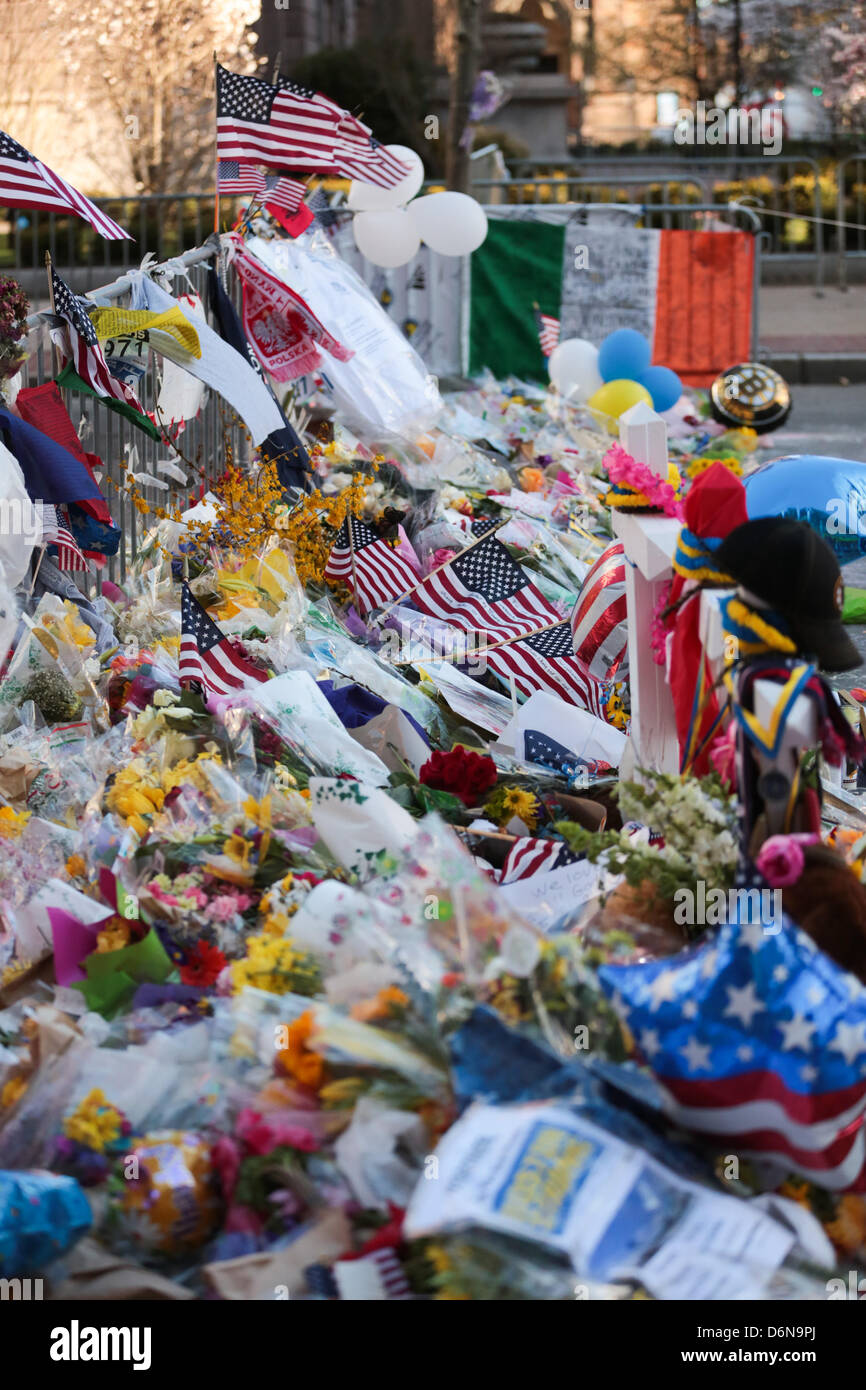 Boston, Massachusetts, USA. 21 avril, 2013. Le mémorial en hommage aux victimes des explosions du Marathon de Boston sur Boylston street continue de croître à Boston, Massachusetts, le dimanche, 21 avril 2013. (Crédit Image : Crédit : Nicolaus Czarnecki/ZUMAPRESS.com/Alamy Live News) Banque D'Images