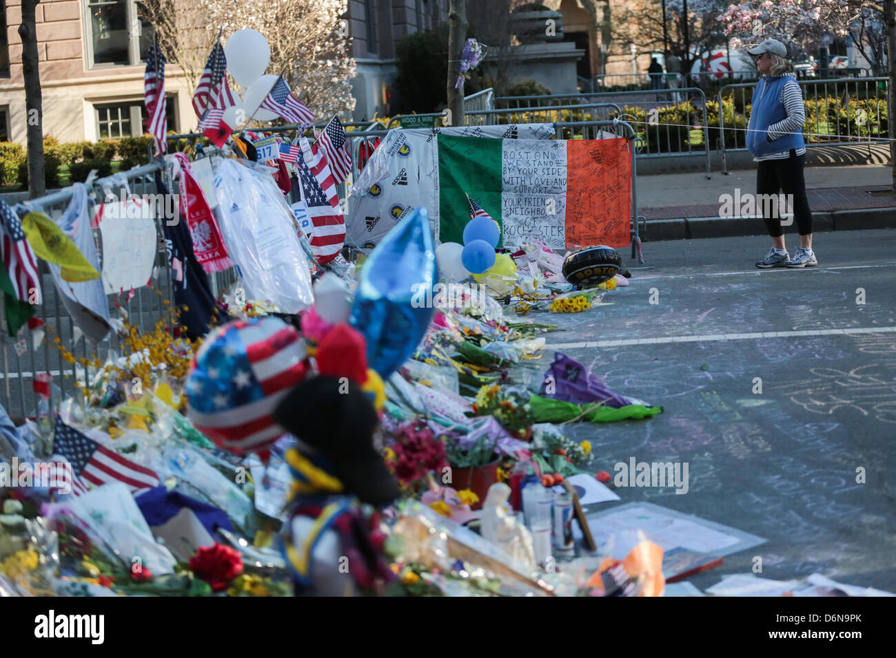 Boston, Massachusetts, USA. 21 avril, 2013. Le mémorial en hommage aux victimes des explosions du Marathon de Boston sur Boylston street continue de croître à Boston, Massachusetts, le dimanche, 21 avril 2013. (Crédit Image : Crédit : Nicolaus Czarnecki/ZUMAPRESS.com/Alamy Live News) Banque D'Images