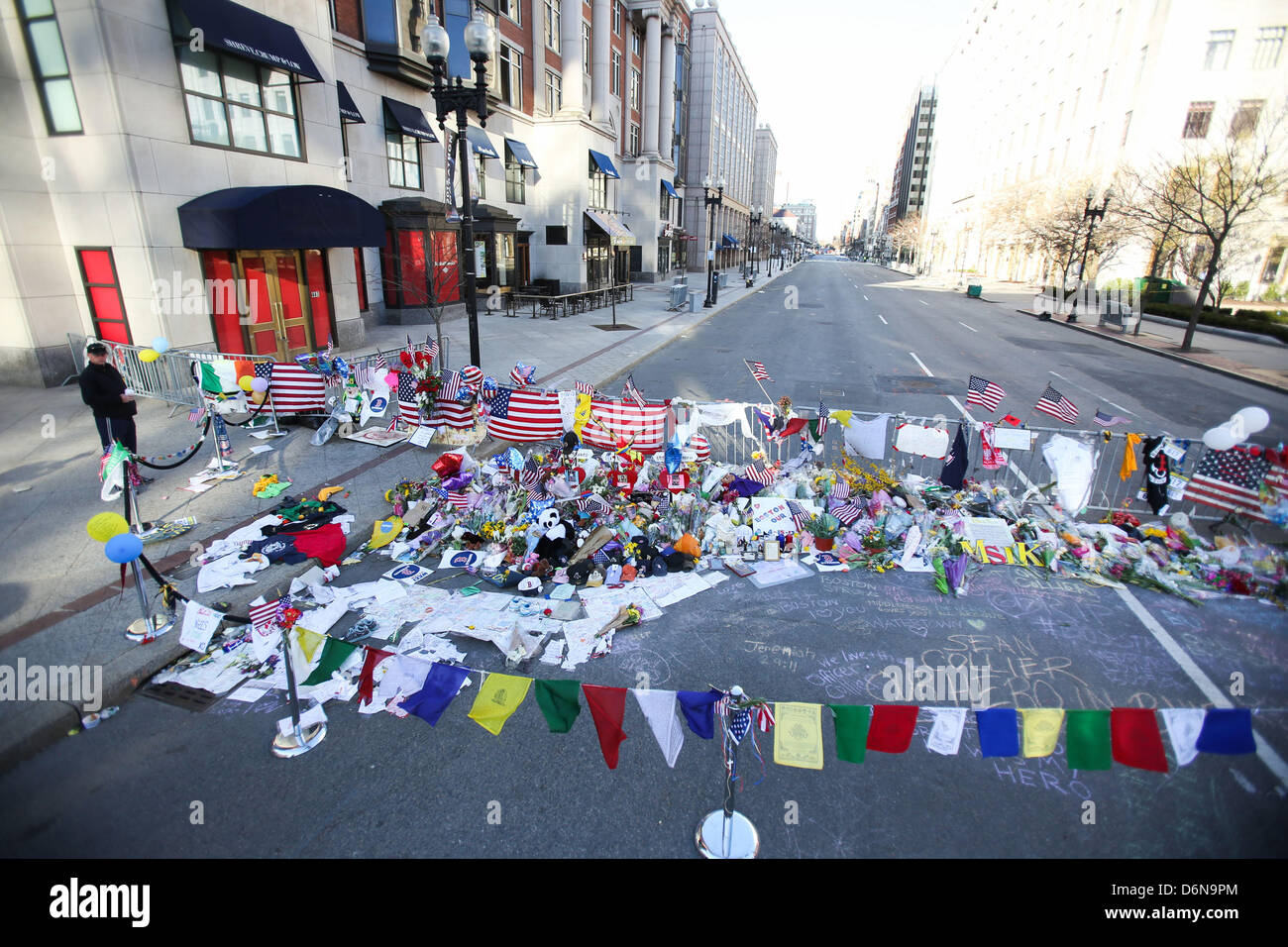Boston, Massachusetts, USA. 21 avril, 2013. Le mémorial en hommage aux victimes des explosions du Marathon de Boston sur Boylston street continue de croître à Boston, Massachusetts, le dimanche, 21 avril 2013. (Crédit Image : Crédit : Nicolaus Czarnecki/ZUMAPRESS.com/Alamy Live News) Banque D'Images
