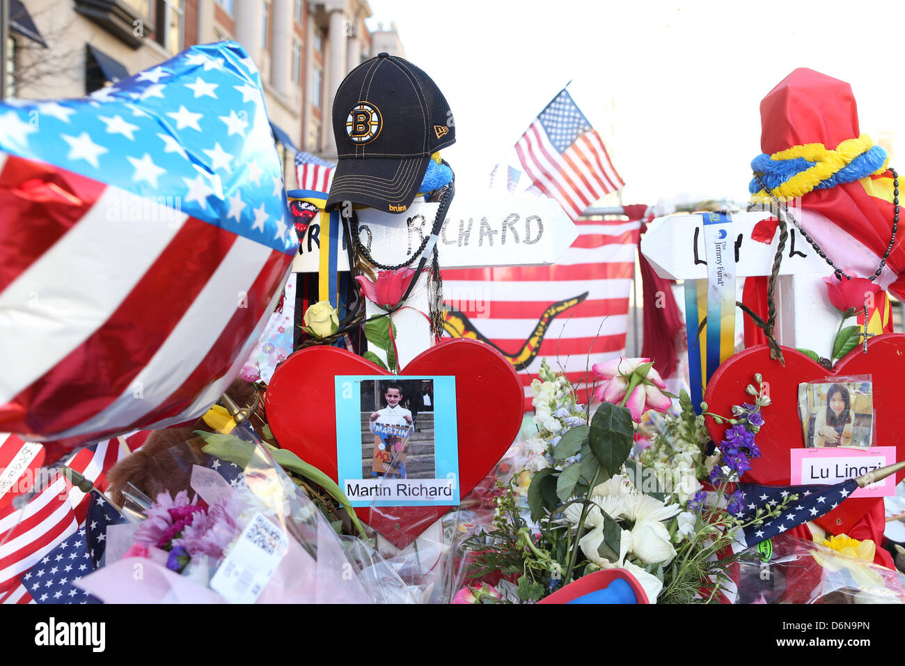 Boston, Massachusetts, USA. 21 avril, 2013. Le mémorial en hommage aux victimes des explosions du Marathon de Boston sur Boylston street continue de croître à Boston, Massachusetts, le dimanche, 21 avril 2013. (Crédit Image : Crédit : Nicolaus Czarnecki/ZUMAPRESS.com/Alamy Live News) Banque D'Images