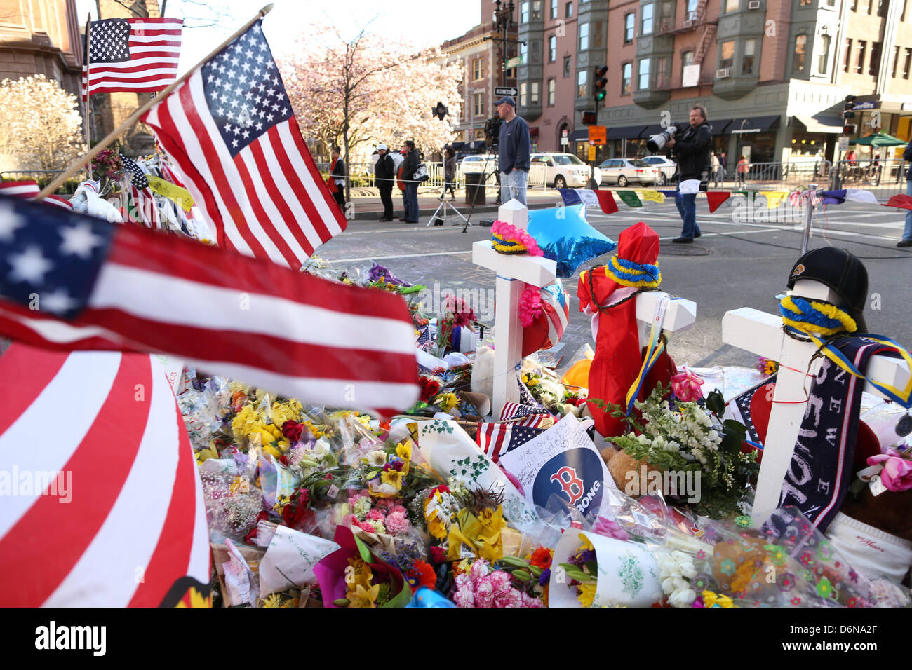 Boston, Massachusetts, USA. 21 avril, 2013. Le mémorial en hommage aux victimes des explosions du Marathon de Boston sur Boylston street continue de croître à Boston, Massachusetts, le dimanche, 21 avril 2013. (Crédit Image : Crédit : Nicolaus Czarnecki/ZUMAPRESS.com/Alamy Live News) Banque D'Images