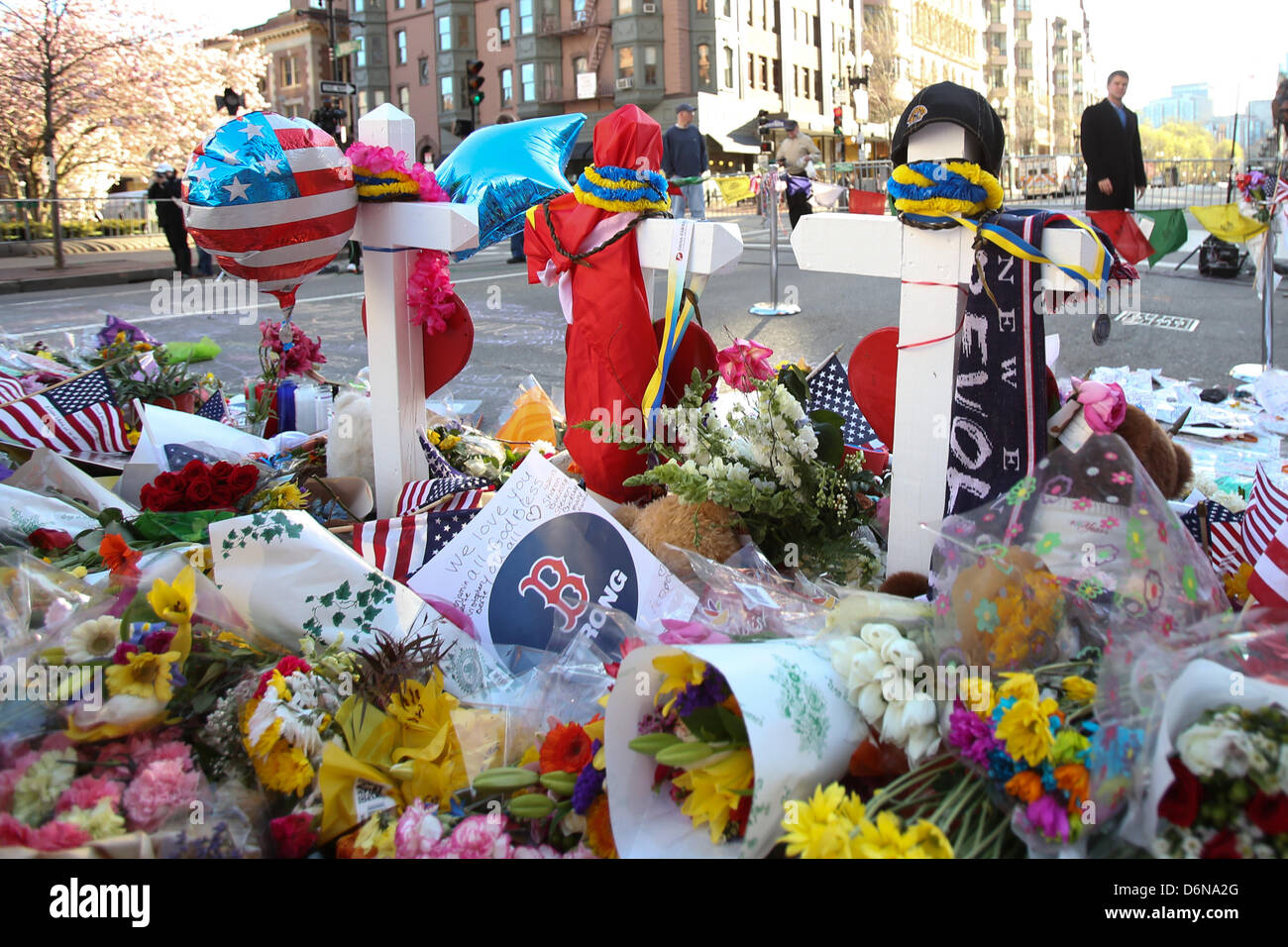 Boston, Massachusetts, USA. 21 avril, 2013. Le mémorial en hommage aux victimes des explosions du Marathon de Boston sur Boylston street continue de croître à Boston, Massachusetts, le dimanche, 21 avril 2013. (Crédit Image : Crédit : Nicolaus Czarnecki/ZUMAPRESS.com/Alamy Live News) Banque D'Images