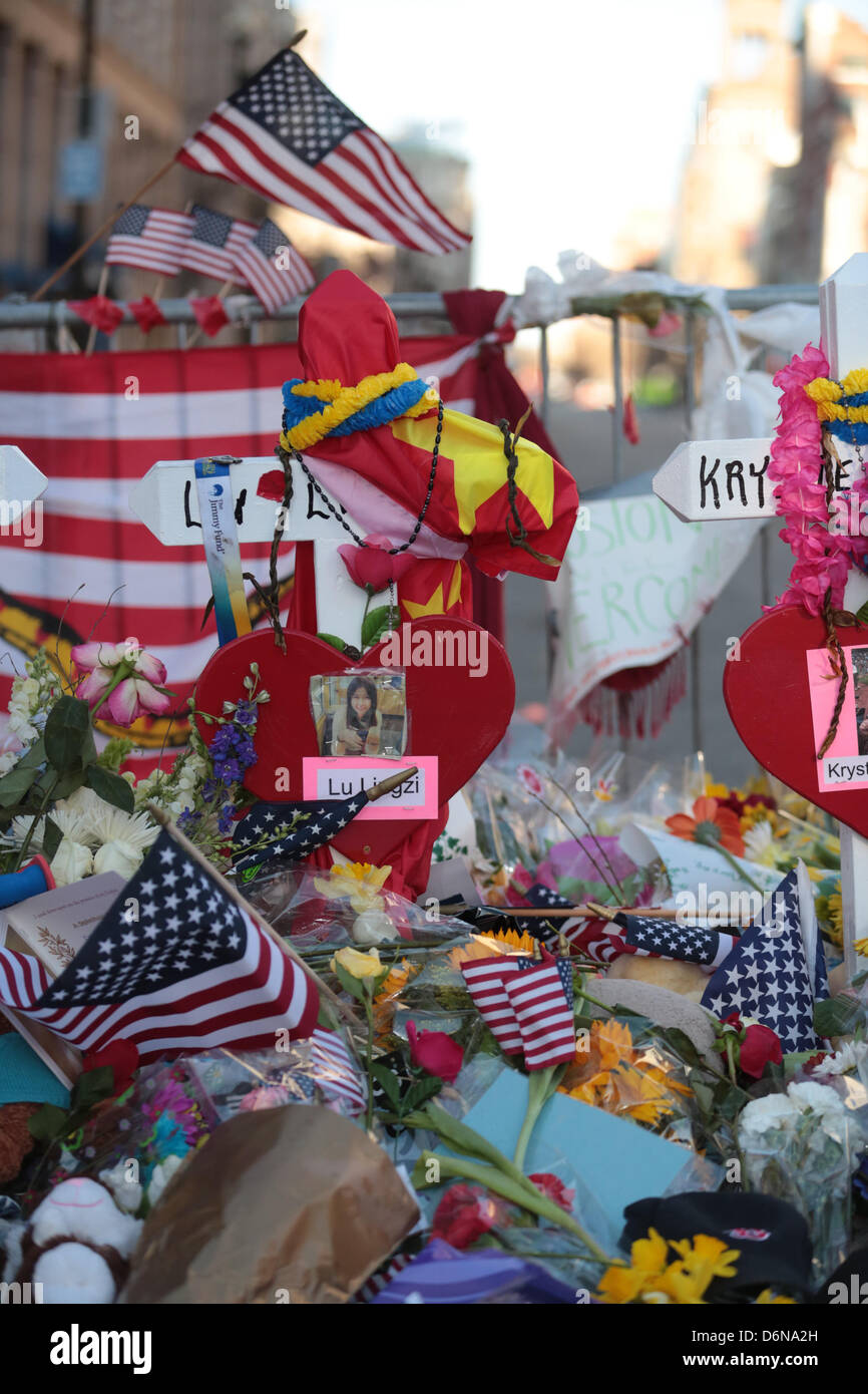 Boston, Massachusetts, USA. 21 avril, 2013. Le mémorial en hommage aux victimes des explosions du Marathon de Boston sur Boylston street continue de croître à Boston, Massachusetts, le dimanche, 21 avril 2013. (Crédit Image : Crédit : Nicolaus Czarnecki/ZUMAPRESS.com/Alamy Live News) Banque D'Images