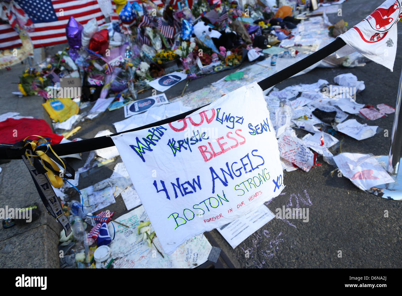 Boston, Massachusetts, USA. 21 avril, 2013. Le mémorial en hommage aux victimes des explosions du Marathon de Boston sur Boylston street continue de croître à Boston, Massachusetts, le dimanche, 21 avril 2013. (Crédit Image : Crédit : Nicolaus Czarnecki/ZUMAPRESS.com/Alamy Live News) Banque D'Images