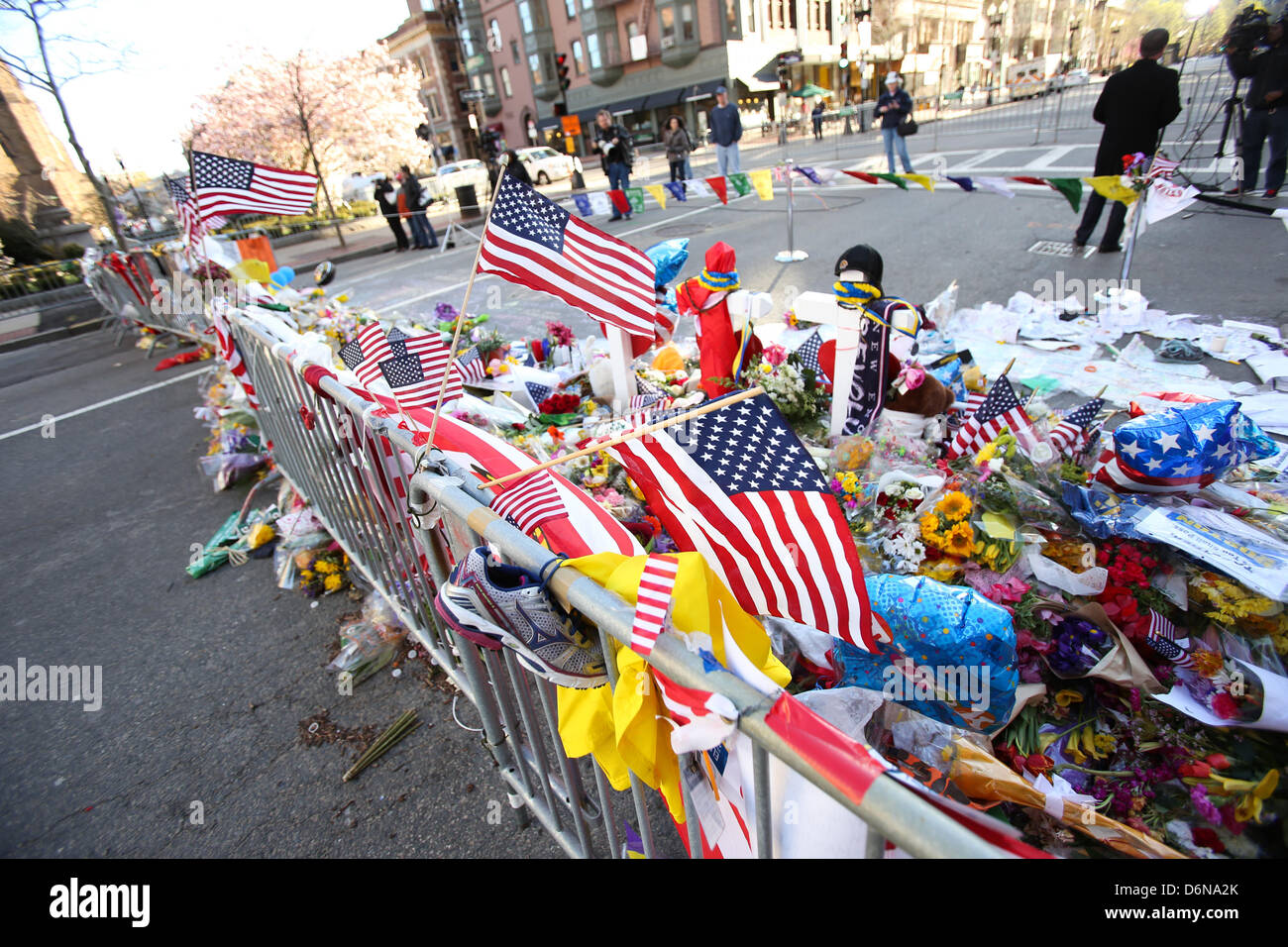 Boston, Massachusetts, USA. 21 avril, 2013. Le mémorial en hommage aux victimes des explosions du Marathon de Boston sur Boylston street continue de croître à Boston, Massachusetts, le dimanche, 21 avril 2013. (Crédit Image : Crédit : Nicolaus Czarnecki/ZUMAPRESS.com/Alamy Live News) Banque D'Images