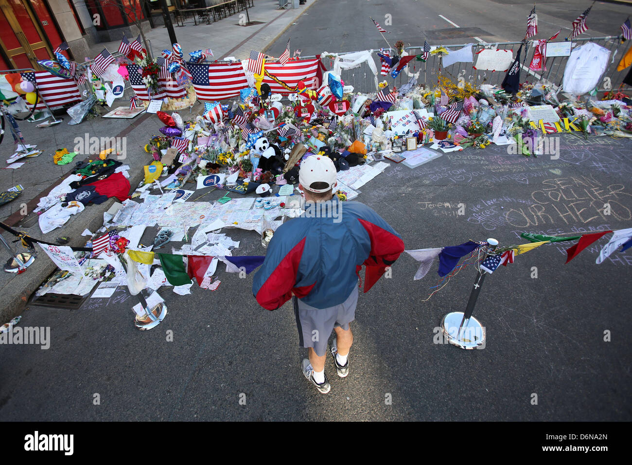 Boston, Massachusetts, USA. 21 avril, 2013. Le mémorial en hommage aux victimes des explosions du Marathon de Boston sur Boylston street continue de croître à Boston, Massachusetts, le dimanche, 21 avril 2013. (Crédit Image : Crédit : Nicolaus Czarnecki/ZUMAPRESS.com/Alamy Live News) Banque D'Images
