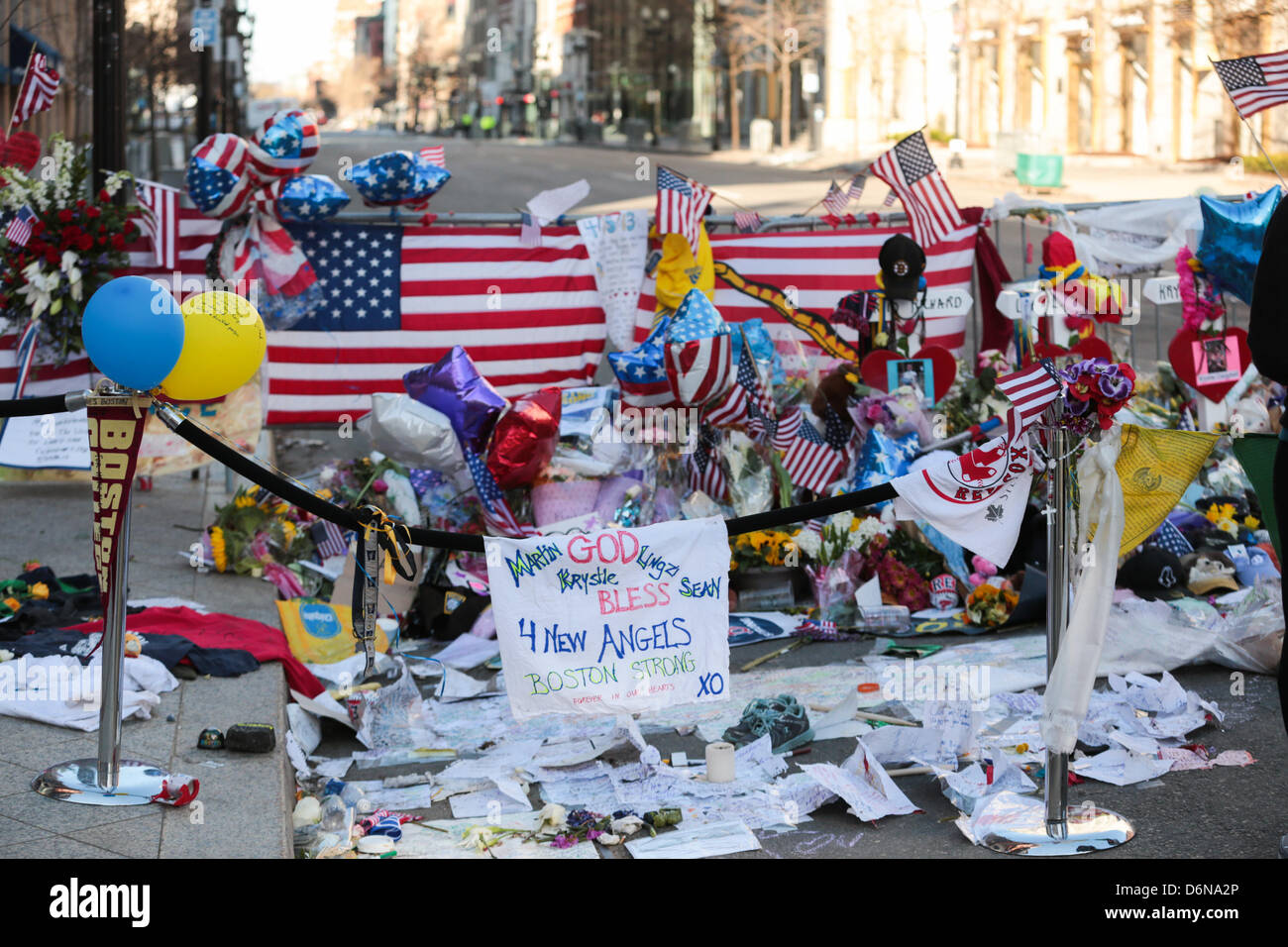 Boston, Massachusetts, USA. 21 avril, 2013. Le mémorial en hommage aux victimes des explosions du Marathon de Boston sur Boylston street continue de croître à Boston, Massachusetts, le dimanche, 21 avril 2013. (Crédit Image : Crédit : Nicolaus Czarnecki/ZUMAPRESS.com/Alamy Live News) Banque D'Images