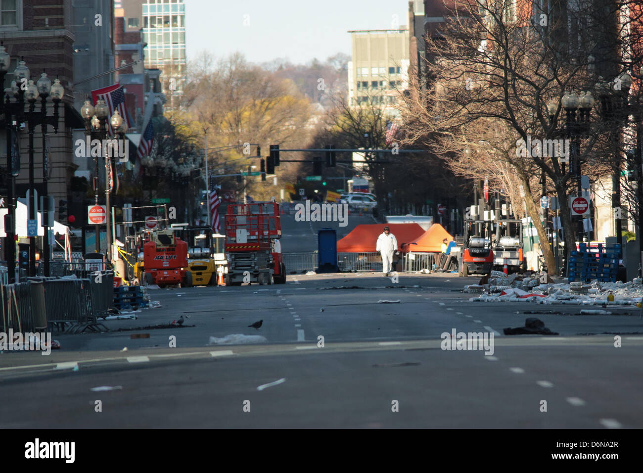 Boston, Massachusetts, USA. 21 avril, 2013. Les enquêteurs restent sur une partie de l'arrêt de la rue qui Boyslon par un mémorial en hommage aux victimes de l'explosion du Marathon de Boston sur Boylston street continue de croître à Boston, Massachusetts, le dimanche, 21 avril 2013. (Crédit Image : Crédit : Nicolaus Czarnecki/ZUMAPRESS.com/Alamy Live News) Banque D'Images