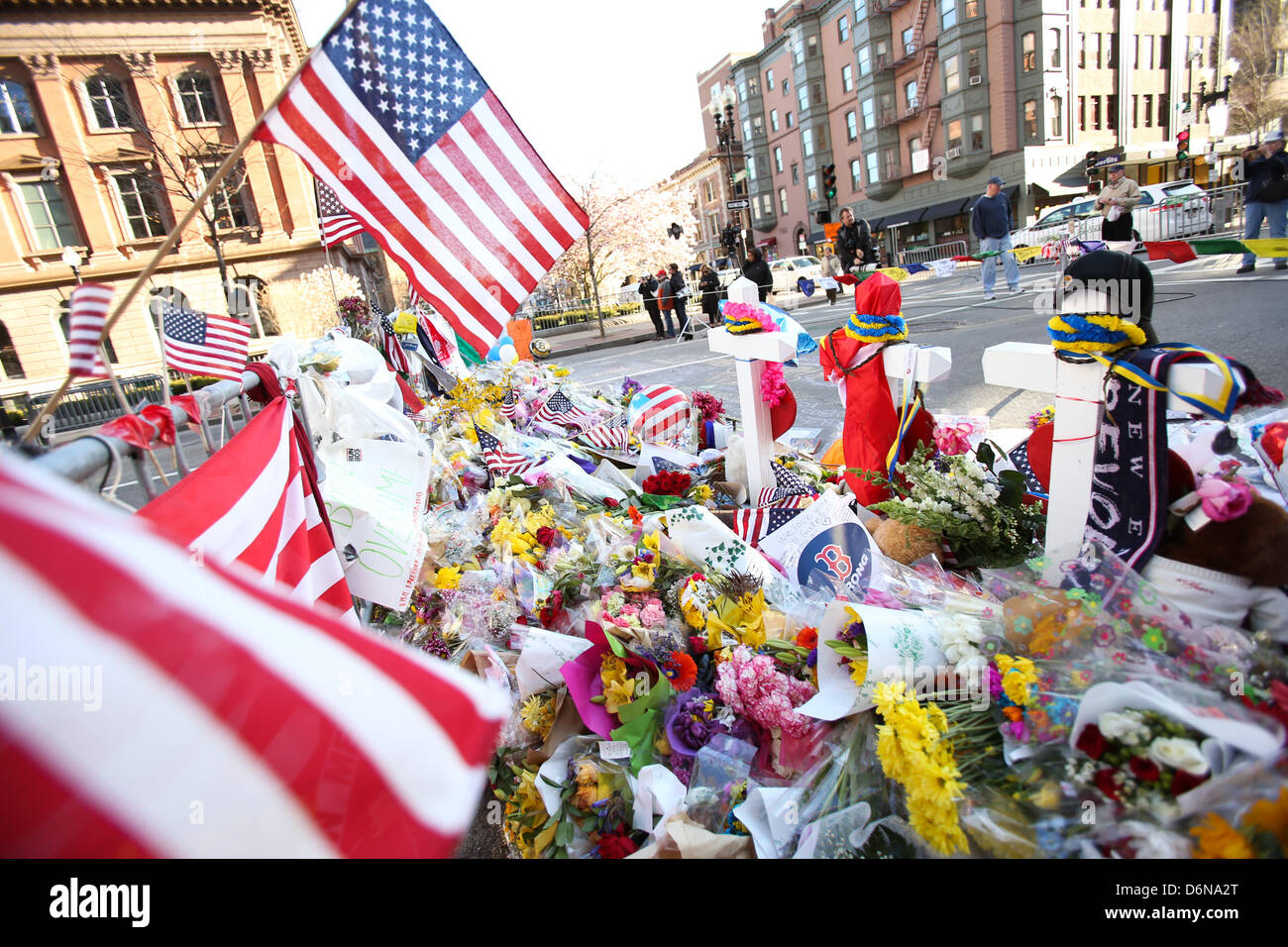 Boston, Massachusetts, USA. 21 avril, 2013. Le mémorial en hommage aux victimes des explosions du Marathon de Boston sur Boylston street continue de croître à Boston, Massachusetts, le dimanche, 21 avril 2013. (Crédit Image : Crédit : Nicolaus Czarnecki/ZUMAPRESS.com/Alamy Live News) Banque D'Images