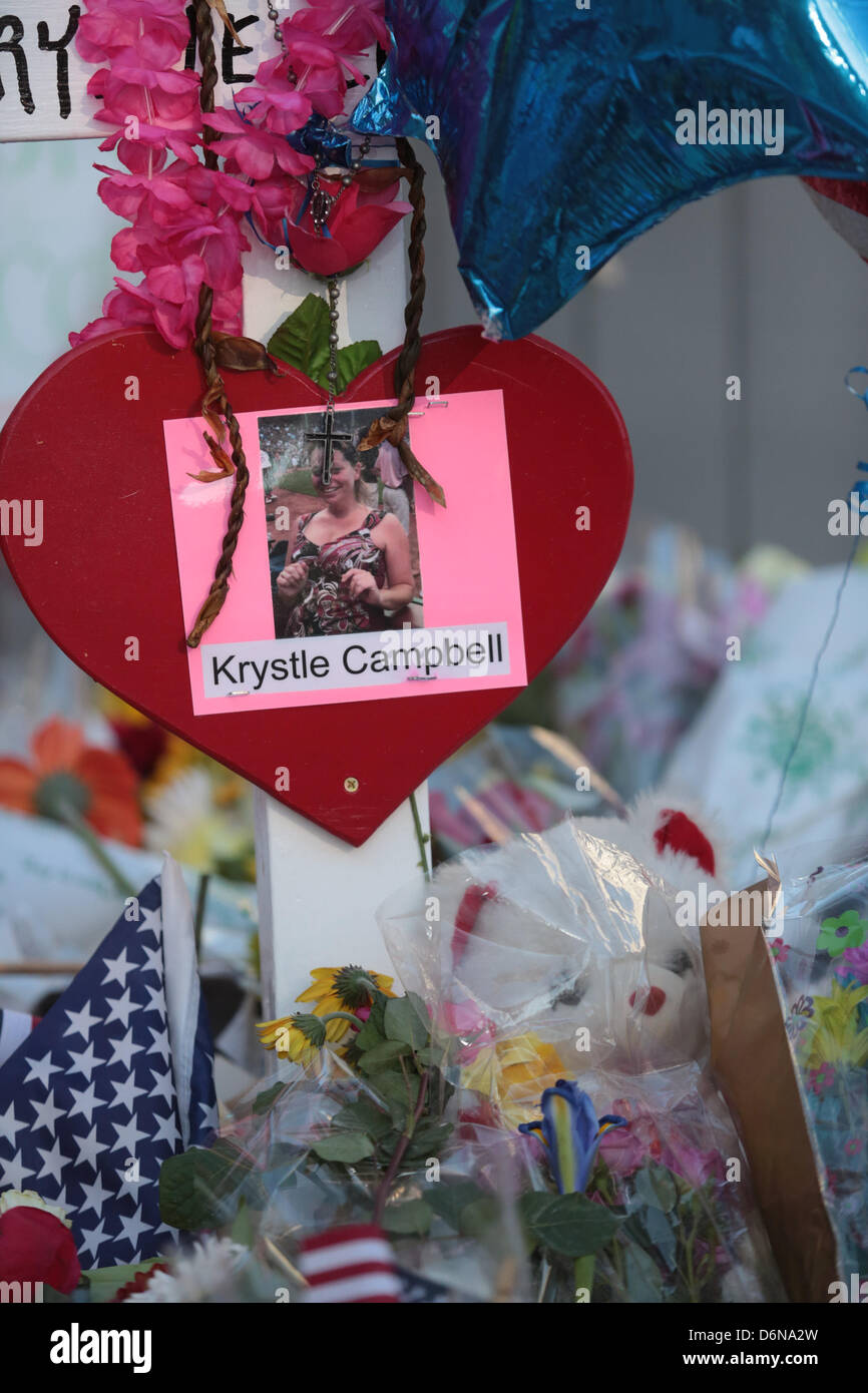 Boston, Massachusetts, USA. 21 avril, 2013. Le mémorial en hommage aux victimes des explosions du Marathon de Boston sur Boylston street continue de croître à Boston, Massachusetts, le dimanche, 21 avril 2013. (Crédit Image : Crédit : Nicolaus Czarnecki/ZUMAPRESS.com/Alamy Live News) Banque D'Images