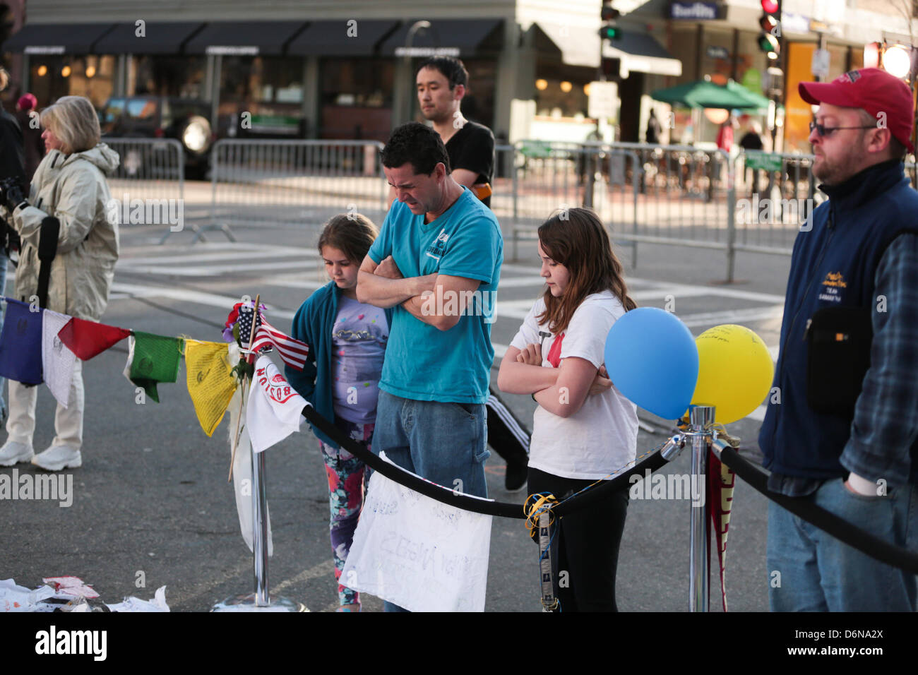 Boston, Massachusetts, USA. 21 avril, 2013. Le mémorial en hommage aux victimes des explosions du Marathon de Boston sur Boylston street continue de croître à Boston, Massachusetts, le dimanche, 21 avril 2013. (Crédit Image : Crédit : Nicolaus Czarnecki/ZUMAPRESS.com/Alamy Live News) Banque D'Images