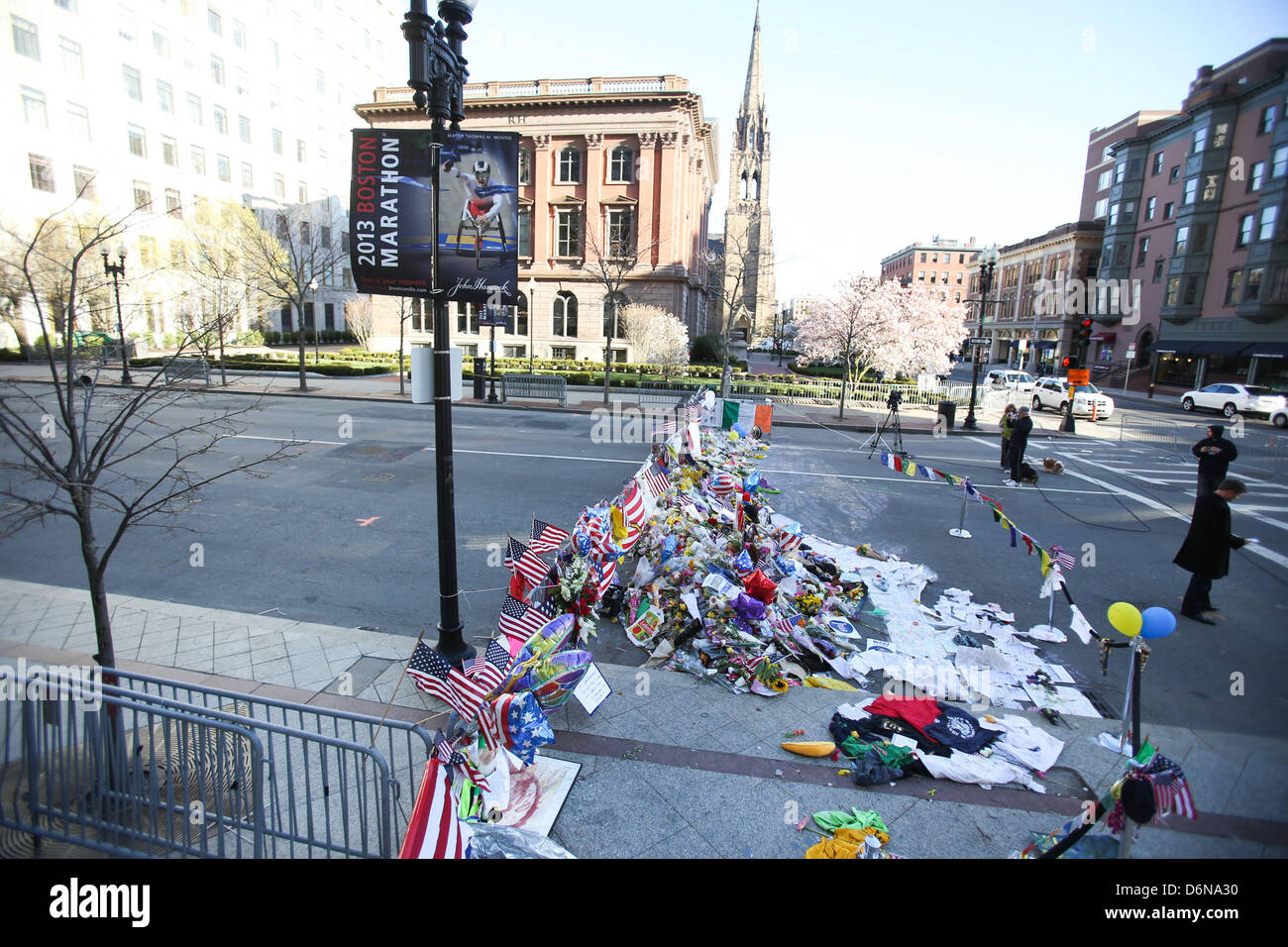 Boston, Massachusetts, USA. 21 avril, 2013. Le mémorial en hommage aux victimes des explosions du Marathon de Boston sur Boylston street continue de croître à Boston, Massachusetts, le dimanche, 21 avril 2013. (Crédit Image : Crédit : Nicolaus Czarnecki/ZUMAPRESS.com/Alamy Live News) Banque D'Images