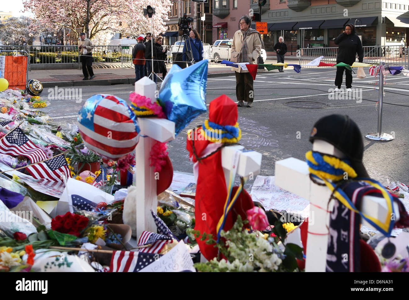 Boston, Massachusetts, USA. 21 avril, 2013. Le mémorial en hommage aux victimes des explosions du Marathon de Boston sur Boylston street continue de croître à Boston, Massachusetts, le dimanche, 21 avril 2013. (Crédit Image : Crédit : Nicolaus Czarnecki/ZUMAPRESS.com/Alamy Live News) Banque D'Images
