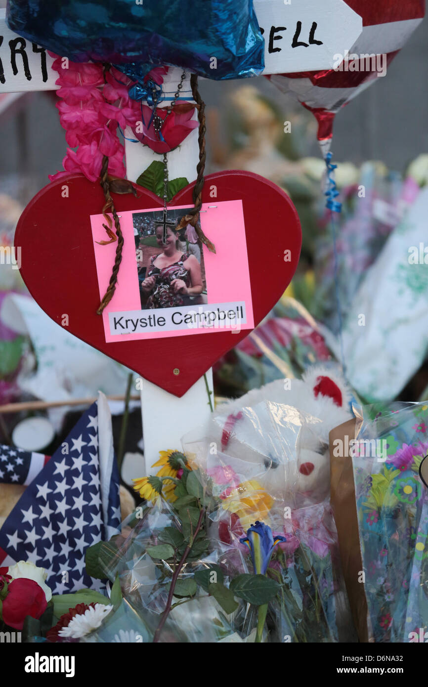 Boston, Massachusetts, USA. 21 avril, 2013. Le mémorial en hommage aux victimes des explosions du Marathon de Boston sur Boylston street continue de croître à Boston, Massachusetts, le dimanche, 21 avril 2013. (Crédit Image : Crédit : Nicolaus Czarnecki/ZUMAPRESS.com/Alamy Live News) Banque D'Images