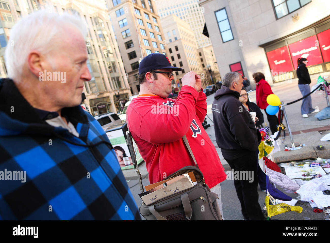 Boston, Massachusetts, USA. 21 avril, 2013. Le mémorial en hommage aux victimes des explosions du Marathon de Boston sur Boylston street continue de croître à Boston, Massachusetts, le dimanche, 21 avril 2013. (Crédit Image : Crédit : Nicolaus Czarnecki/ZUMAPRESS.com/Alamy Live News) Banque D'Images