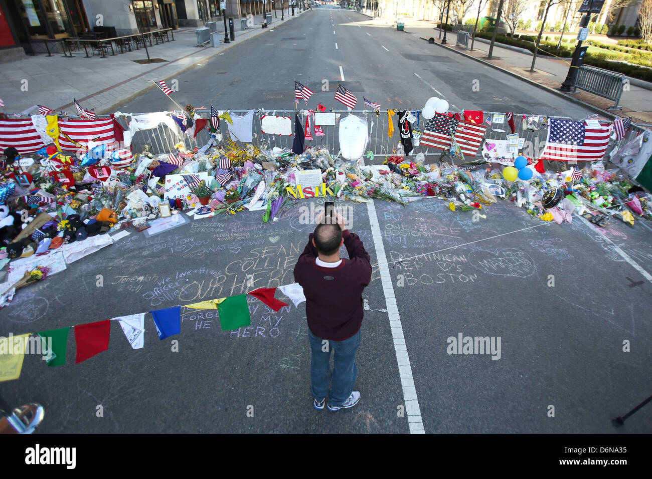 Boston, Massachusetts, USA. 21 avril, 2013. Le mémorial en hommage aux victimes des explosions du Marathon de Boston sur Boylston street continue de croître à Boston, Massachusetts, le dimanche, 21 avril 2013. (Crédit Image : Crédit : Nicolaus Czarnecki/ZUMAPRESS.com/Alamy Live News) Banque D'Images