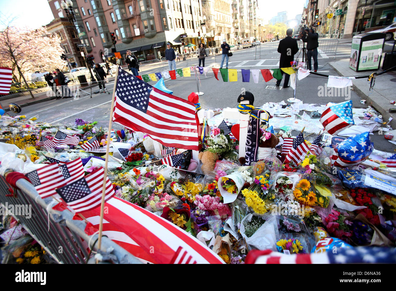 Boston, Massachusetts, USA. 21 avril, 2013. Le mémorial en hommage aux victimes des explosions du Marathon de Boston sur Boylston street continue de croître à Boston, Massachusetts, le dimanche, 21 avril 2013. (Crédit Image : Crédit : Nicolaus Czarnecki/ZUMAPRESS.com/Alamy Live News) Banque D'Images