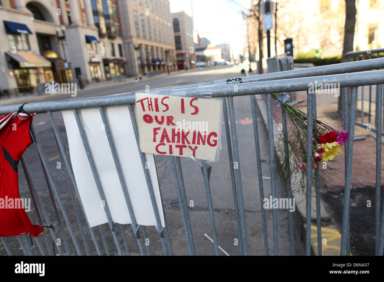 Boston, Massachusetts, USA. 21 avril, 2013. Le mémorial en hommage aux victimes des explosions du Marathon de Boston sur Boylston street continue de croître à Boston, Massachusetts, le dimanche, 21 avril 2013. (Crédit Image : Crédit : Nicolaus Czarnecki/ZUMAPRESS.com/Alamy Live News) Banque D'Images
