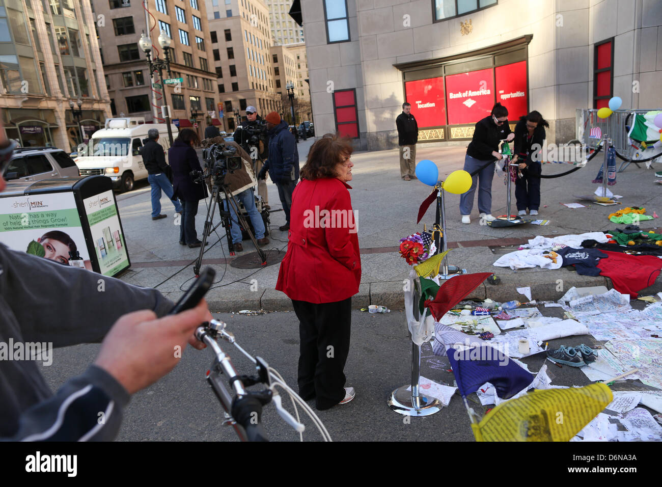 Boston, Massachusetts, USA. 21 avril, 2013. Le mémorial en hommage aux victimes des explosions du Marathon de Boston sur Boylston street continue de croître à Boston, Massachusetts, le dimanche, 21 avril 2013. (Crédit Image : Crédit : Nicolaus Czarnecki/ZUMAPRESS.com/Alamy Live News) Banque D'Images