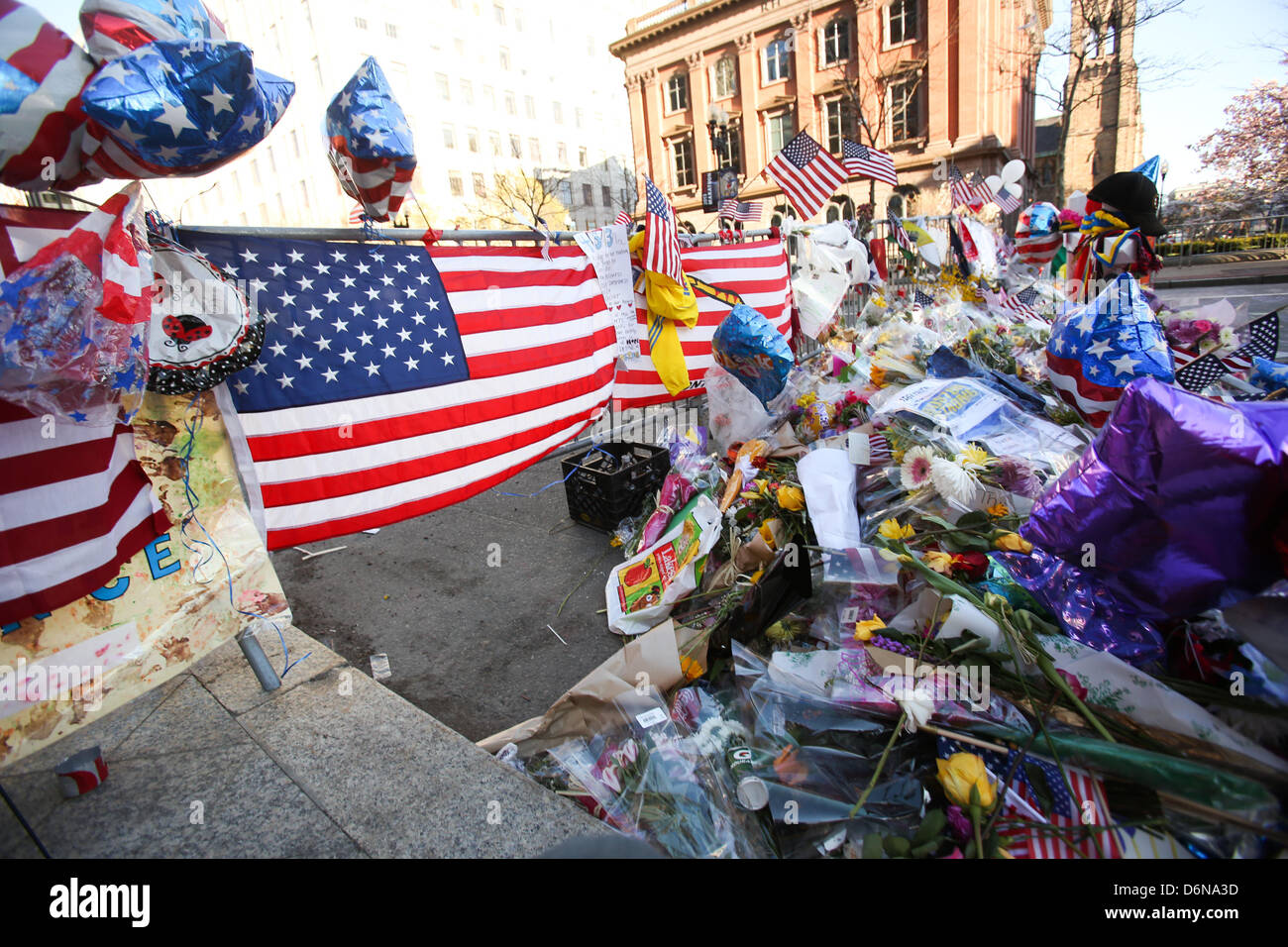 Boston, Massachusetts, USA. 21 avril, 2013. Le mémorial en hommage aux victimes des explosions du Marathon de Boston sur Boylston street continue de croître à Boston, Massachusetts, le dimanche, 21 avril 2013. (Crédit Image : Crédit : Nicolaus Czarnecki/ZUMAPRESS.com/Alamy Live News) Banque D'Images