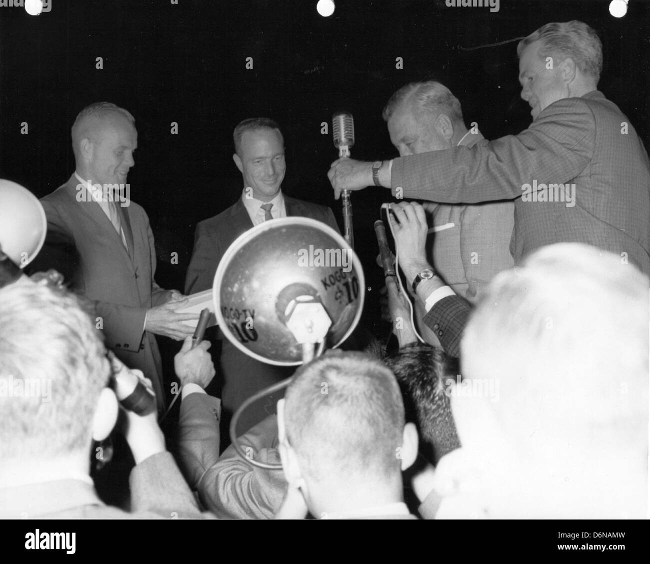 Une photographie de la collection Mark Irwin mettant en vedette John Glenn et Scott Carpenter, astronautes de la NASA impliqués dans le programme du projet Mercury. La photo capture un moment charnière de l'histoire de l'exploration spatiale avec le système de fusée Atlas, développé par Convair, utilisé pour les missions spatiales. Banque D'Images