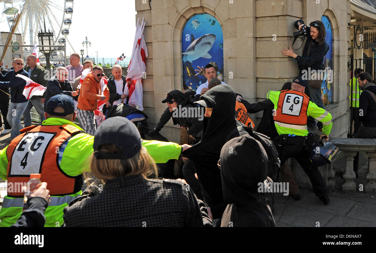 Brighton Sussex UK 21 avril 2013 - Des échauffourées éclatent entre les fascistes et les gens sur une marche pour l'Angleterre procession le long front de mer de Brighton aujourd'hui . Le défilé a été remplies comme ils ont tenté de conserver les deux groupes à part Photo prise par Simon Dack/Alamy Live News Banque D'Images