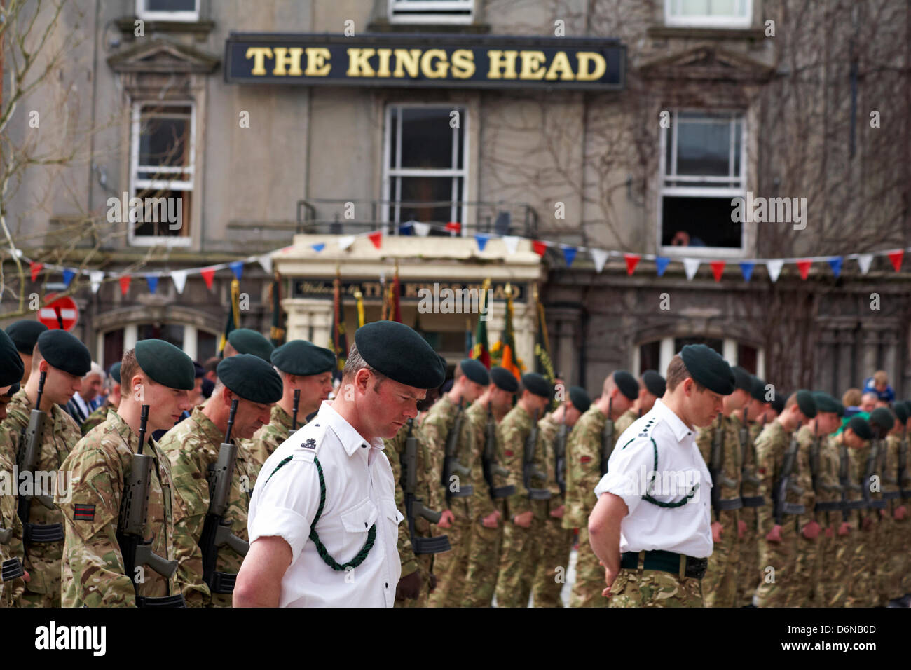 Wimborne, Dorset UK. 21 avril, 2013. Les Fusils, dirigé par l'Rifles, parade dans les rues de Paris dans le Dorset, 3 ans après avoir reçu la liberté de la ville. Les fusils ont été accordées l'honneur en 2010 grâce à puis maire, le conseiller municipal John fardeau qui est le maire de servir pour l'événement. La liberté de Lille a été offert aux forces en reconnaissance Phil Allen a été tué dans la province d'Helmand, en Afghanistan, le 7 novembre 2009, 20 ans. Credit : Carolyn Jenkins/Alamy Live News Banque D'Images