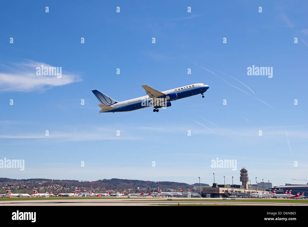 Zurich - avril 14:United airlines boeing 757 au décollage le 14 avril 2010 à Zurich, Suisse. L'aéroport international de Zurich est l'un des principaux hub européen et port d'attache de la compagnie aérienne suisse. Banque D'Images
