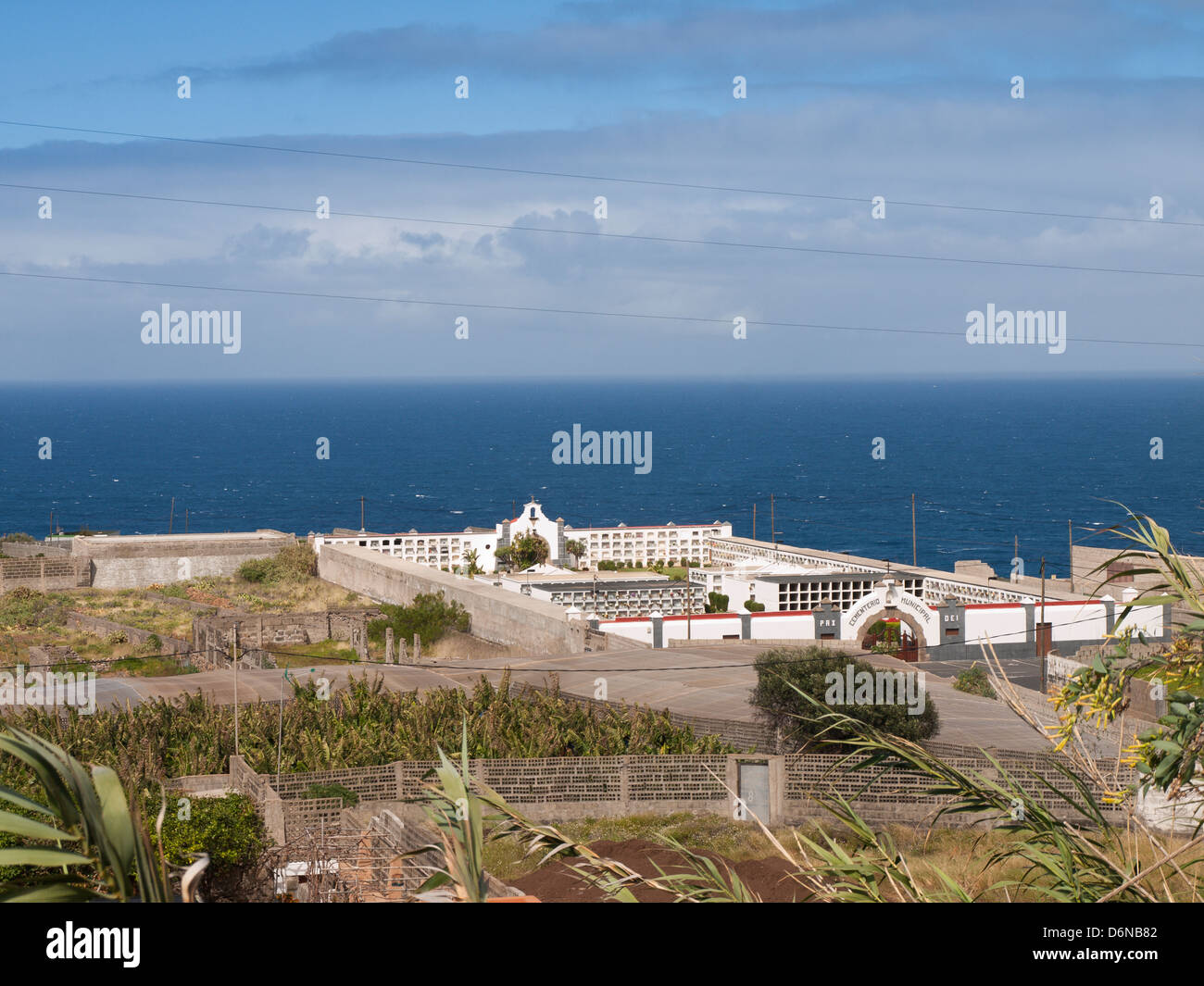 Cimetière sur le bord de l'océan Atlantique, dans la région de Buenavista del Norte Tenerife Espagne Banque D'Images