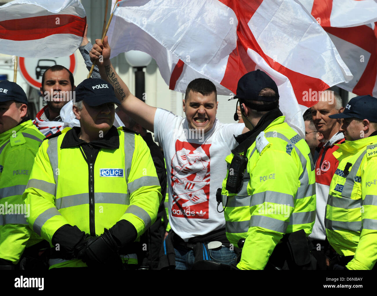 Brighton Sussex UK 21 avril 2013 - Les gens sur le mois de mars pour l'Angleterre le long de la front de mer de Brighton geste vers la foule qui les oppose . Le défilé a été remplies comme ils ont tenté de conserver les deux groupes à part Photo prise par Simon Dack Banque D'Images