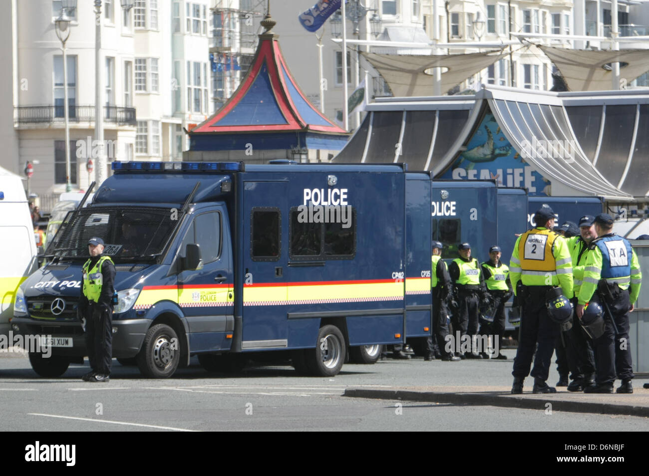 Brighton Sussex. 21 avril, 2013. Forces canadiennes de tous les coins du sud de l'Angleterre ont été engagés dans l'opération Wheeler, que l'on voit ici sont porteurs de la City of London police.groupe nationaliste d'extrême droite pour l'Angleterre Mars tenir une le jour de la Saint-georges mars à Brighton. La marche s'oppose avec véhémence par les groupes fascistes et les sections locales qui affirment l'événement n'est qu'une façade pour neo nazis pour défiler dans la ville. Credit : Martyn Wheatley/Alamy Live News Banque D'Images