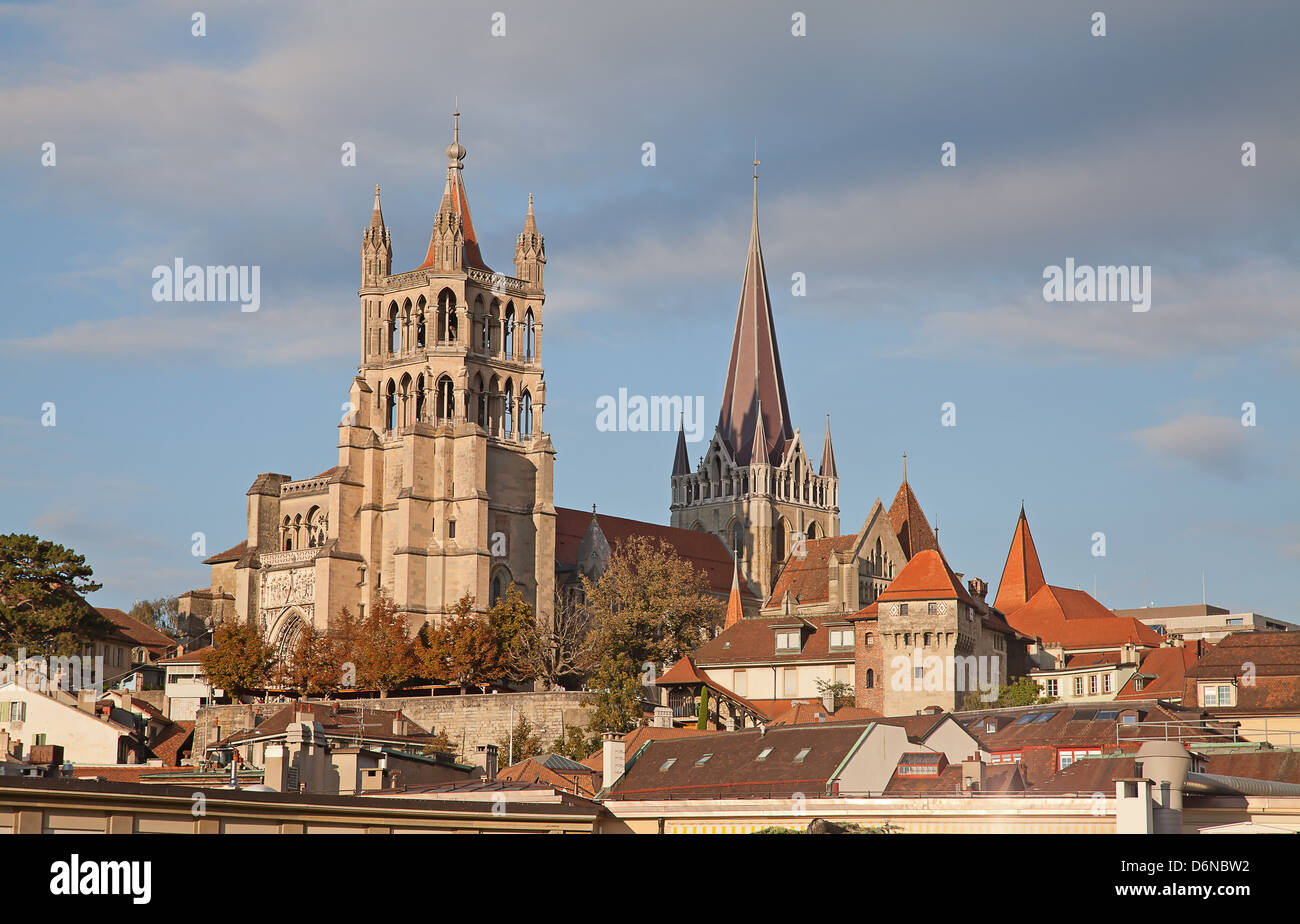 Coucher de soleil sur l'ancienne cathédrale de Lausanne, dominant le paysage urbain Banque D'Images