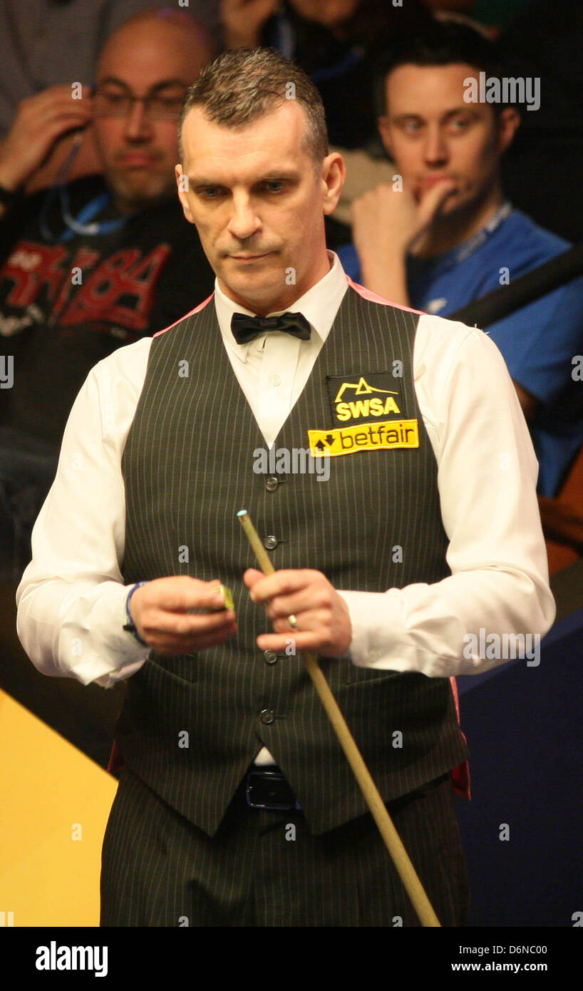 Sheffield, Royaume-Uni. 21 avril, 2013. John Higgins en action contre Mark Davis pendant le 1er tour de la World Snooker Championships du théâtre Crucible. Banque D'Images