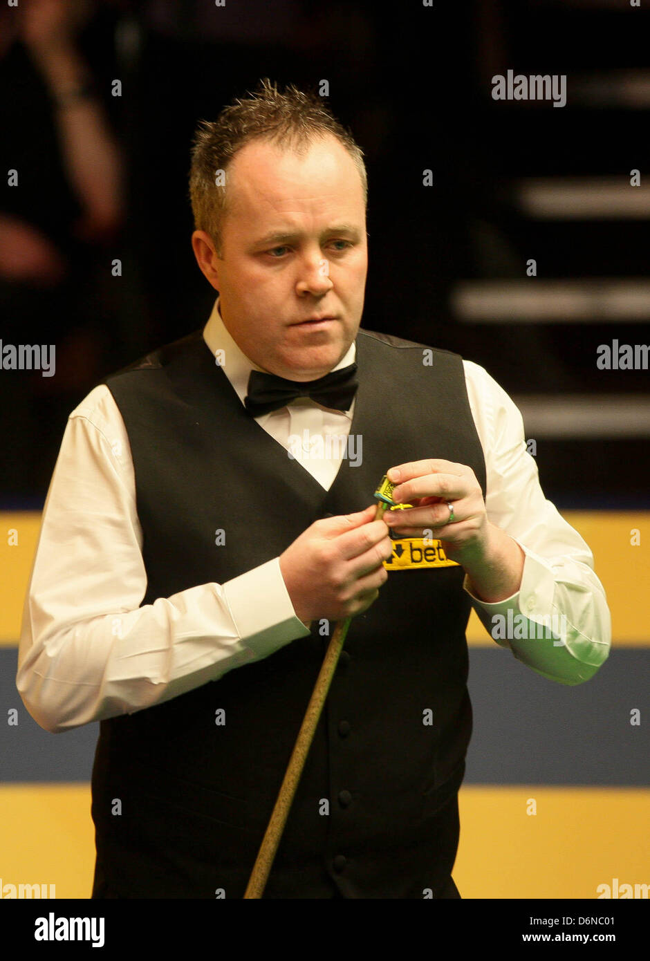 Sheffield, Royaume-Uni. 21 avril, 2013. John Higgins en action contre Mark Davis pendant le 1er tour de la World Snooker Championships du théâtre Crucible. Banque D'Images