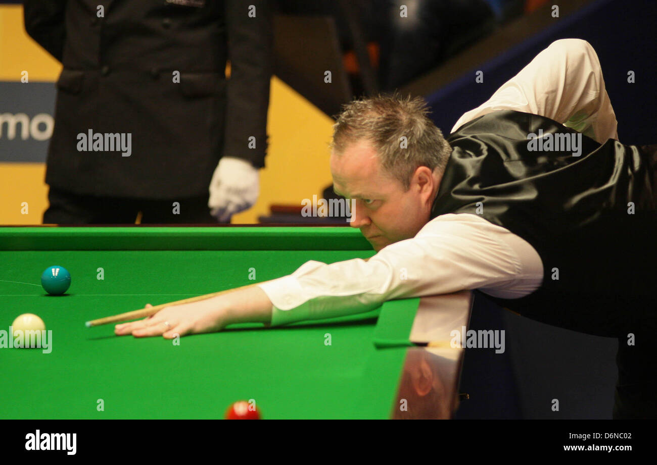 Sheffield, Royaume-Uni. 21 avril, 2013. John Higgins en action contre Mark Davis pendant le 1er tour de la World Snooker Championships du théâtre Crucible. Banque D'Images